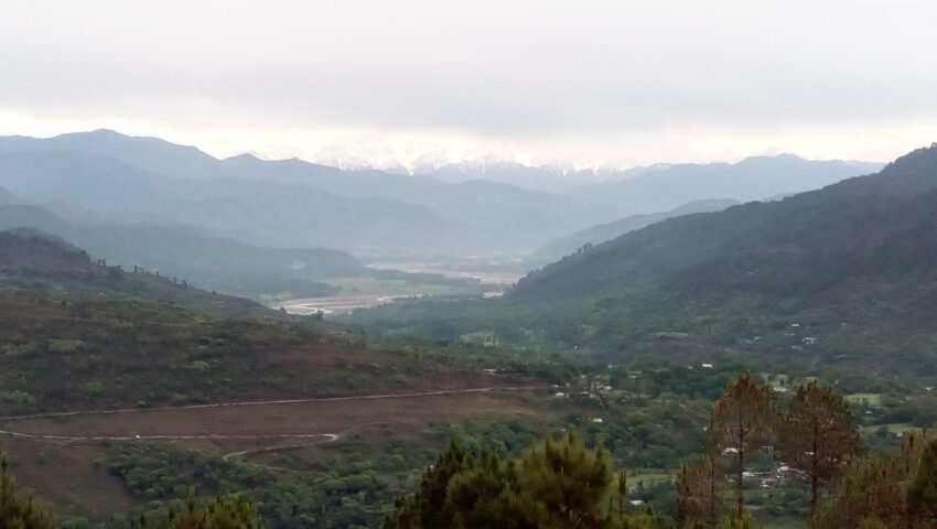 آزاد کشمیر کے ضلع پونچھ کا پہاڑی منظر۔