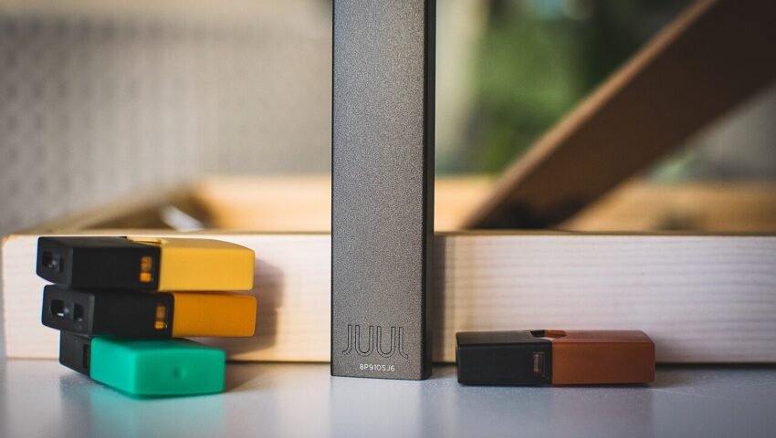 JUUL ای سگریٹ ڈیوائس اور اس کے پوڈز — ویپنگ کے صحت پر خطرات کی علامت۔