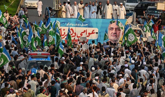 حکومت نے پیٹرول سستا کردیا، مگر عوام کو بڑا ریلیف کیوں نہیں ملا؟ جماعت اسلامی کے دھرنے کا دباؤ بھی اہم