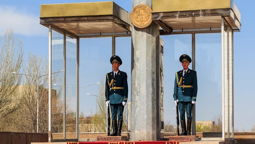 بشکیک، کرغزستان میں چوئے ایونیو — دارالحکومت کی مرکزی شاہراہ کا منظر۔