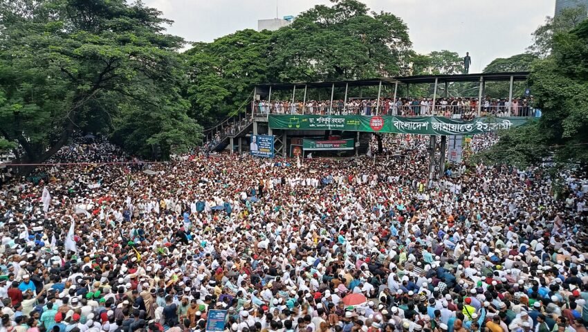 ڈھاکہ میں جماعت اسلامی کے جلسے میں شریک کارکنان کا ہجوم۔