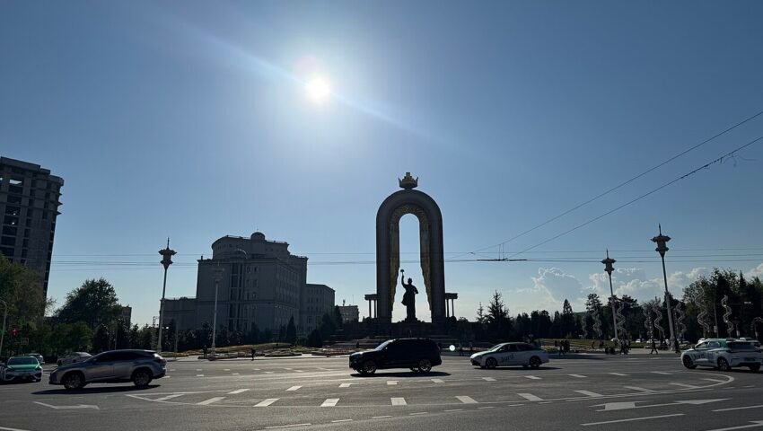 دوشنبہ میں اسماعیل سامانی یادگار کا منظر