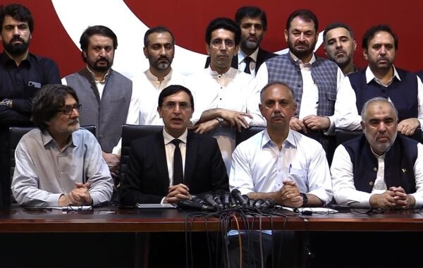 پشاور ہائی کورٹ میں خیبر پختونخوا ایمرجنسی کیس کی سماعت شروع — “نہ جنگ ہے، نہ بیرونی جارحیت”
