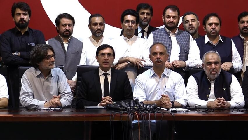 پی ٹی آئی چیئرمین بیرسٹر گوہر علی خان پارٹی قیادت کے ہمراہ