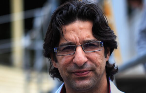 کرکٹ کے میدان سے ڈرامے کی سکرین تک؟ وسیم اکرم کے ٹی وی ڈرامے میں ڈیبیو کی خبریں — ماہ نور بلوچ کے ساتھ جوڑی کی باتیں