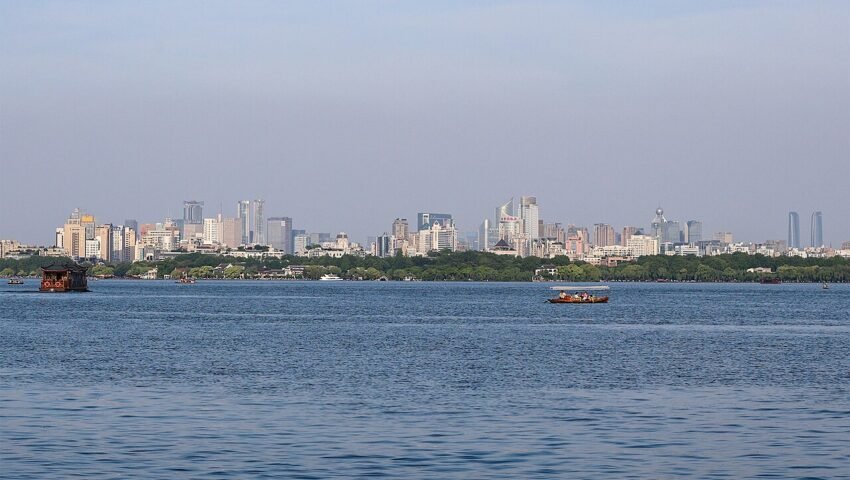 مغربی جھیل کے کنارے ہانگژو شہر کی جدید عمارتوں کا منظر — فائل تصویر