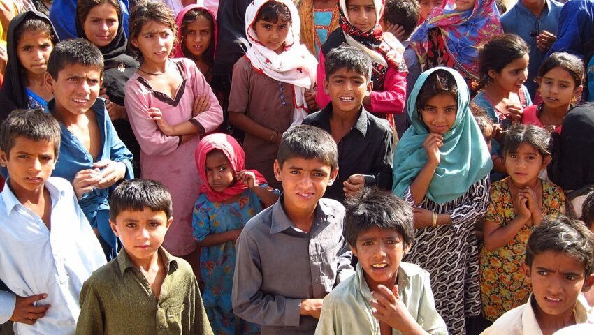 سندھ کے ایک گاؤں کے بچے — 2012 کی فائل تصویر