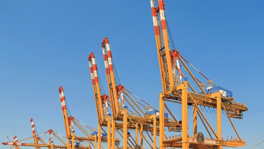 جرمنی کی بریمر ہیون بندرگاہ پر کنٹینر ٹرمینل اور کرینیں
