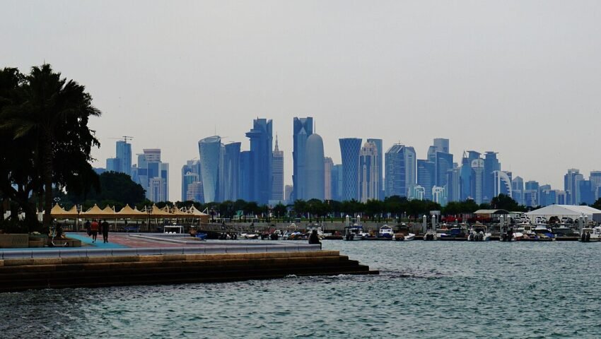 دوحہ، قطر کی اسکائی لائن اور کارنیش کی فائل تصویر