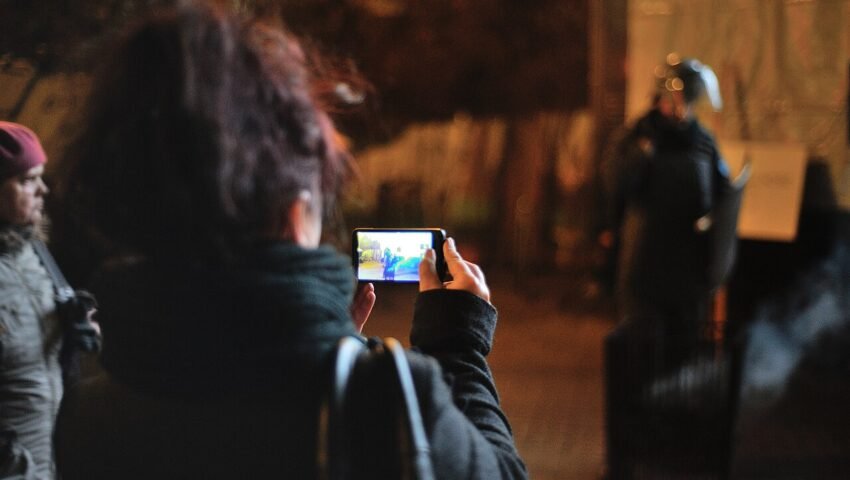 اسمارٹ فون استعمال کرتی ایک خاتون — آسٹریلیا میں بچوں پر سوشل میڈیا کے اثرات پر مقدمہ (فائل تصویر)