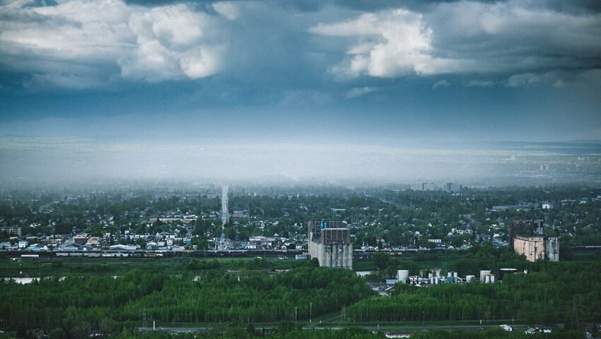 طوفانی بارش کے سیاہ بادل
