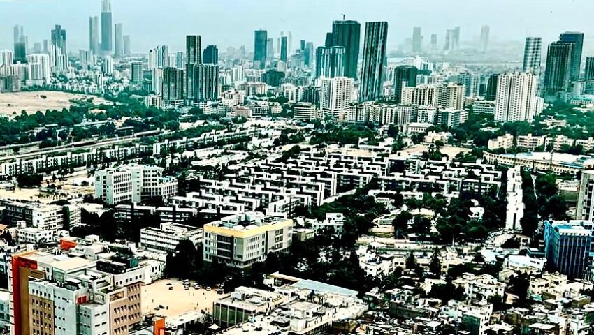 کراچی کا آسمان، پاکستان کا مالیاتی مرکز — فائل فوٹو
