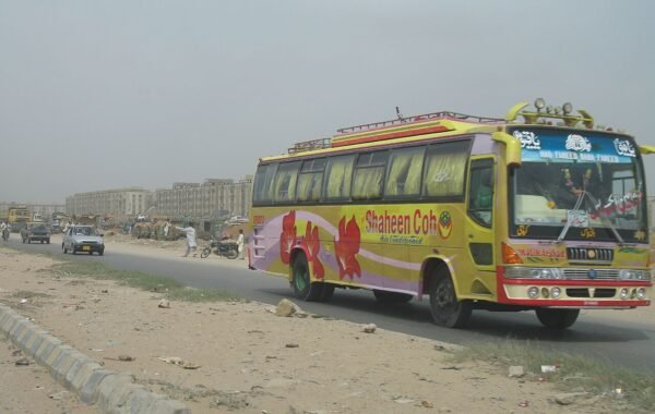 لائیو راجن پور بس حادثہ: کراچی سے ڈیرہ غازی خان جانے والی کوچ الٹنے سے 10 افراد ہلاک، 44 زخمی