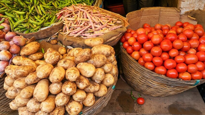 سبزی منڈی میں ٹماٹر اور سبزیوں کا اسٹال