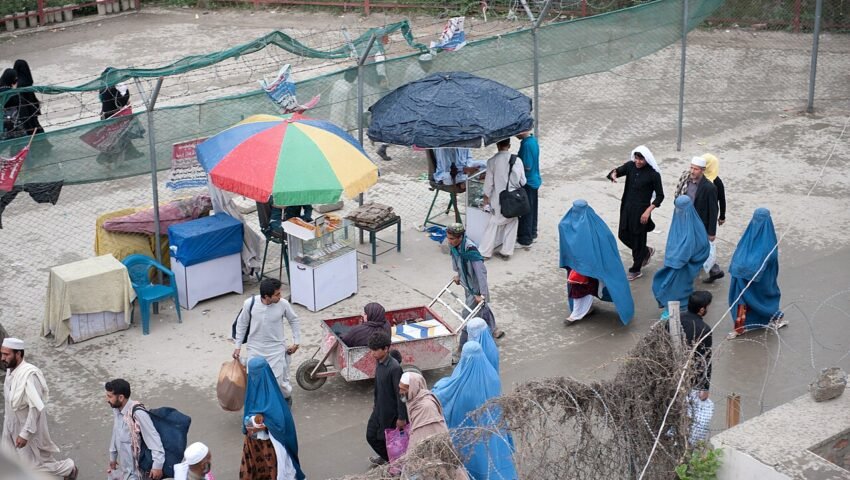 طورخم گیٹ پر سرحد عبور کرتے مسافر (فائل تصویر)