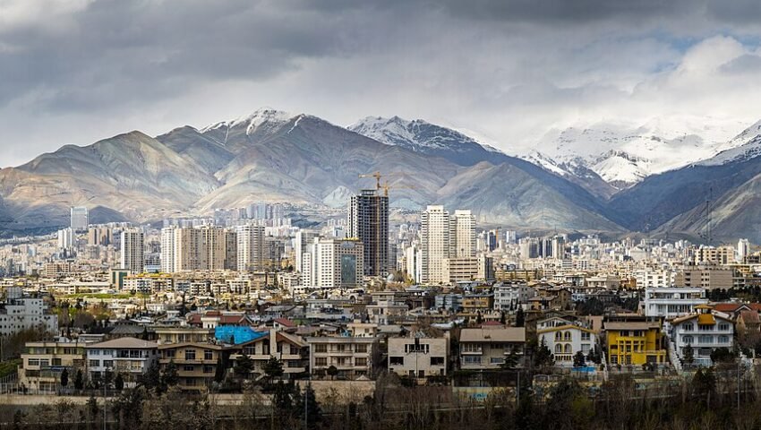 تہران کا منظر، البرز پہاڑوں کے پس منظر میں شہر کی عمارتیں — علامتی تصویر
