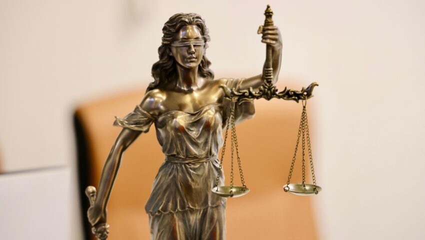 انصاف کی دیوی کا مجسمہ ترازو تھامے ہوئے