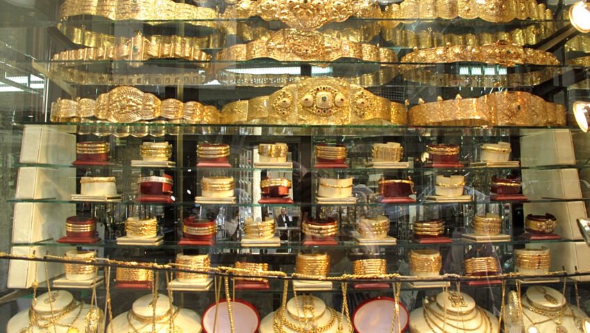 سونے کی دکان میں زیورات کی نمائش
