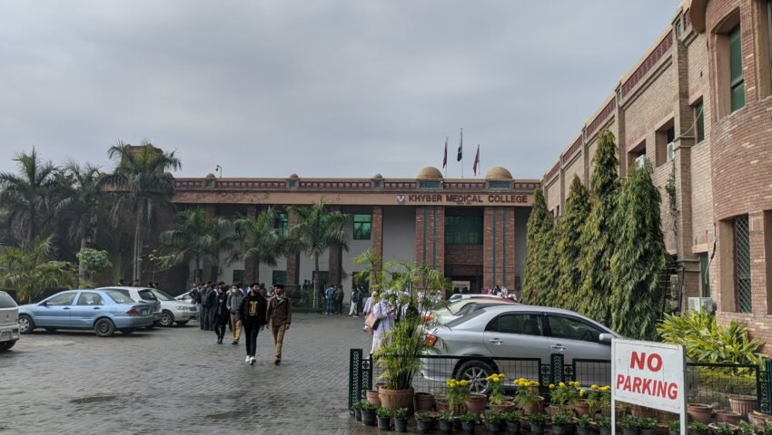 بارش کے دن خیبر میڈیکل کالج پشاور کی عمارت کا منظر