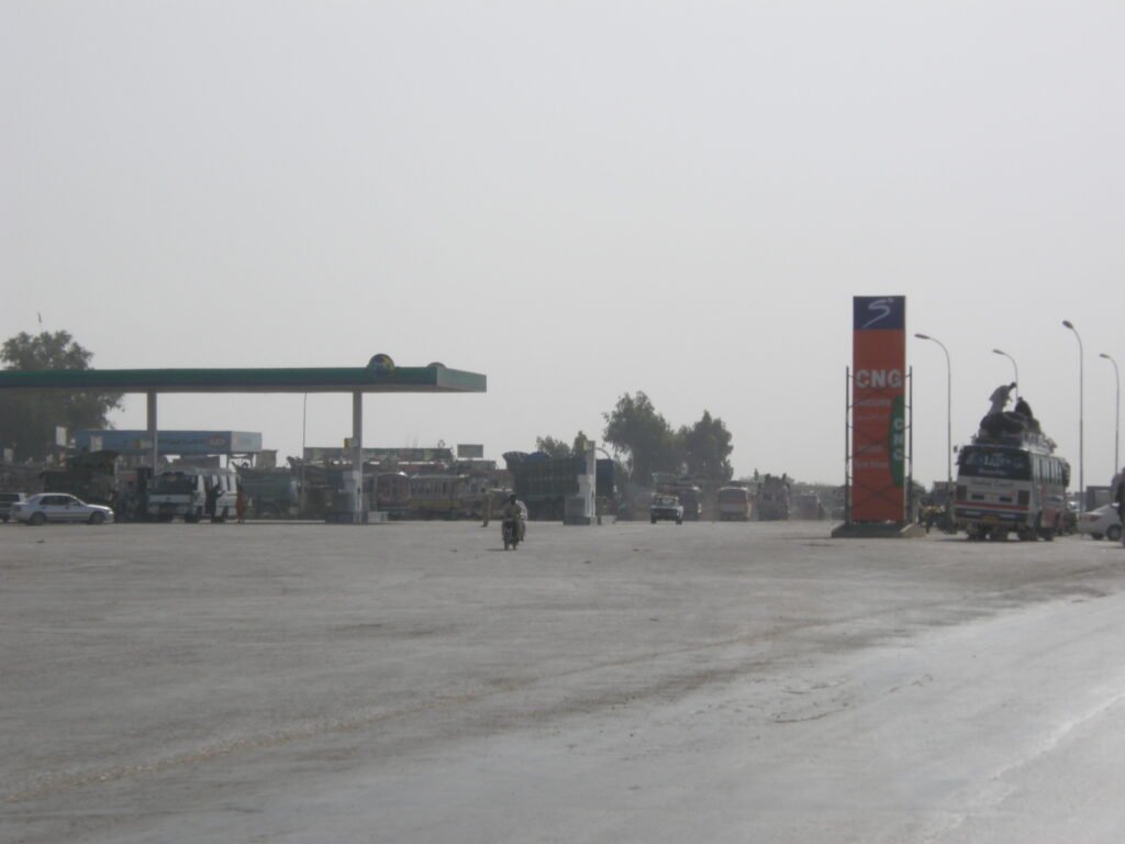 حیدرآباد میں پی ایس او پٹرول پمپ کی تصویر