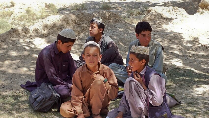 افغان اسکول کے بچے کھلے آسمان تلے پڑھتے ہوئے