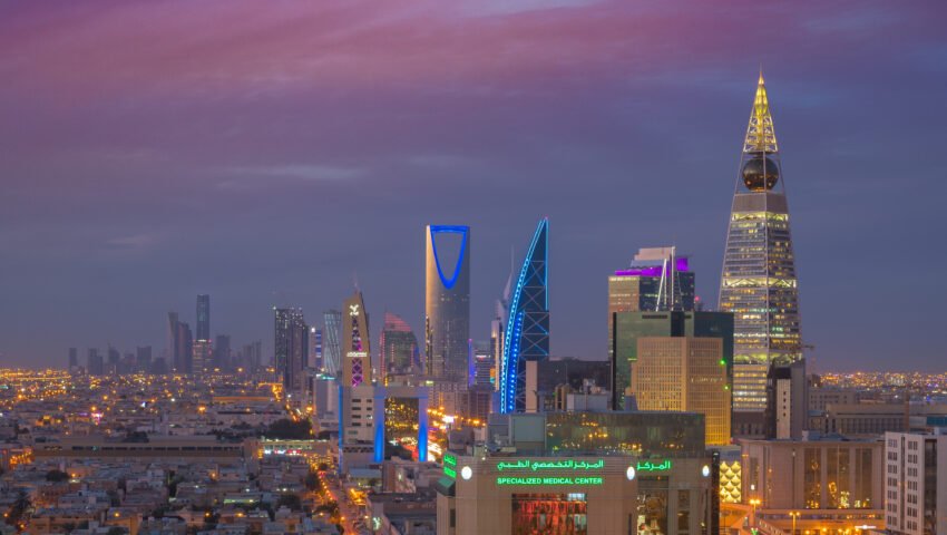 ریاض شہر کی اسکائی لائن کی رات کی تصویر