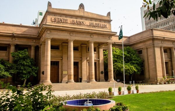خلیج سے 188 ملین ڈالر پاکستان کے سرکاری بانڈز میں — سرمایہ کار اسٹاک کے بجائے قرض کیوں خرید رہے ہیں؟