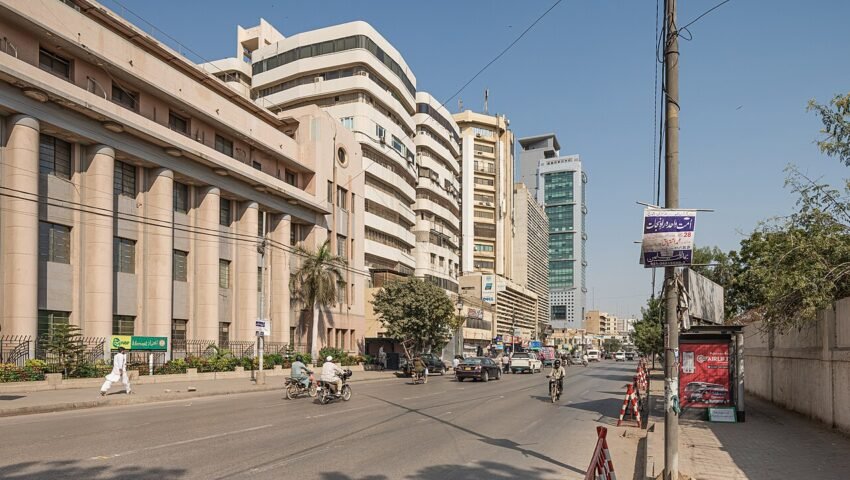 کراچی کی آئی آئی چندریگر روڈ — پاکستان کے مالیاتی مرکز کی مرکزی شاہراہ