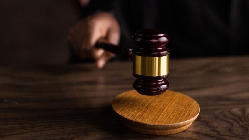 عدالت کی میز پر جج کا ہتھوڑا