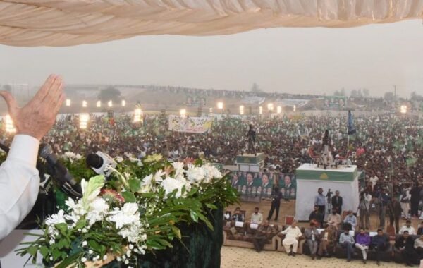 لندن میں نواز شریف کی گاڑیوں پر حملہ — نقاب پوش افراد شیشے توڑ کر فرار، تیسری واردات