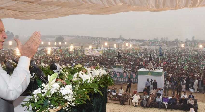 نواز شریف سانگلہ ہل میں جلسے سے خطاب کرتے ہوئے
