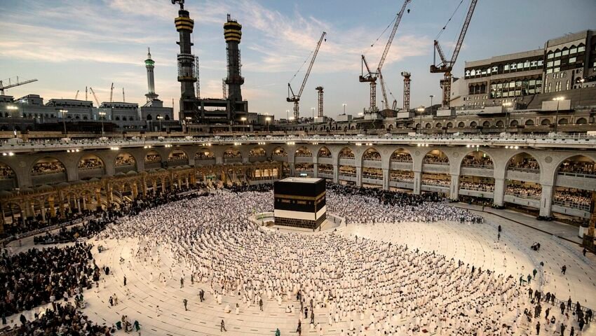 مسجد الحرام میں خانہ کعبہ کے گرد طواف کرتے حاجی — فائل فوٹو