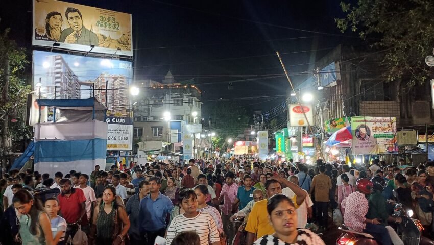 کولکتہ میں درگا پوجا کے ایک پنڈال کے باہر جمع ہزاروں افراد کا ہجوم