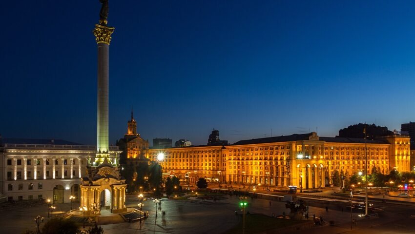 رات میں کیف کا میدان نیزالیجنوستی — فائل تصویر
