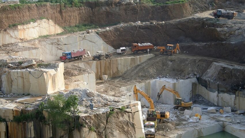 ایک ماربل کان میں کھدائی کا منظر (علامتی تصویر)