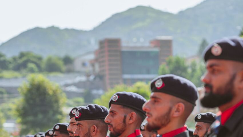 مظفرآباد میں پریڈ کے دوران قطار میں کھڑے وردی پوش اہلکار