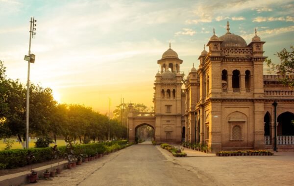 لائیو پشاور میں نجی اسکول کی چھت گر گئی — متوفیوں کی تعداد 35 ہو گئی، اسکول کا مالک گرفتار