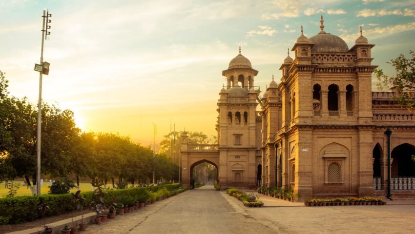 پشاور کے اسلامیہ کالج کی غروب آفتاب کے وقت تصویر — علامتی تصویر