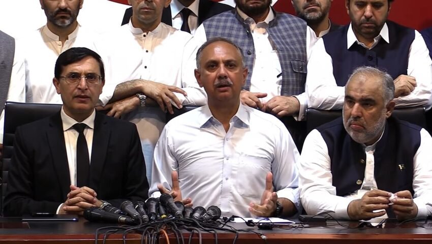 پی ٹی آئی چیئرمین بیرسٹر گوہر علی خان پریس کانفرنس سے خطاب کرتے ہوئے