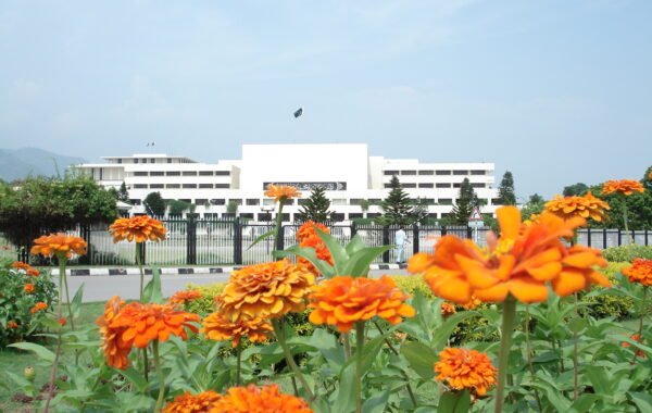 حکومت مذاکرات کے لیے تیار، مگر ریاست یرغمال نہیں بنے گی: رانا ثناء اللہ
