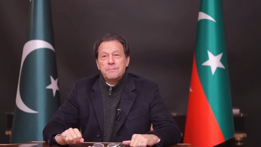 عمران خان (2023) — پاکستان اور پی ٹی آئی کے پرچموں کے ساتھ