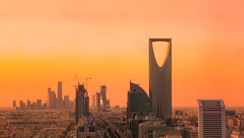 ریاض کا اسکائی لائن — سعودی دارالحکومت ریاض کے بلند عمارتیں اور شاہراہیں