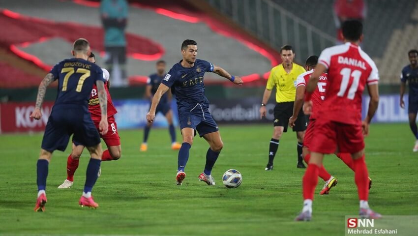 النصر کی شرٹ میں کرسٹیانو رونالڈو چیمپئنز لیگ میچ میں گیند کے ساتھ ایکشن میں