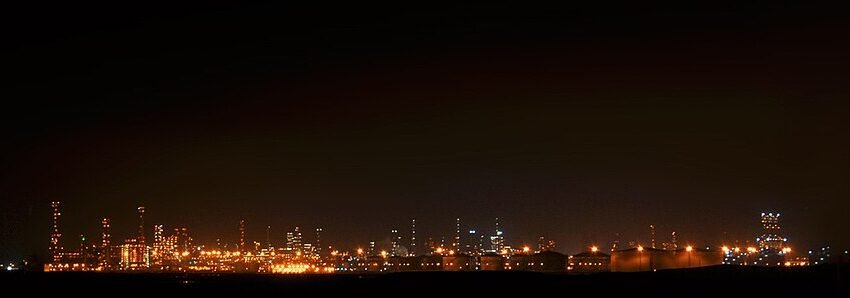 رات کے وقت سعودی آرمکو کی ریفائنری کا منظر
