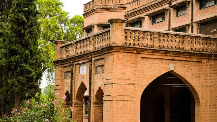 پشاور کا تاریخی اسلامیہ کالج — ڈیر کالونی کے الخیر اسکول میں چھت گرنے کا سانحہ اسی شہر میں پیش آیا (علامتی تصویر)