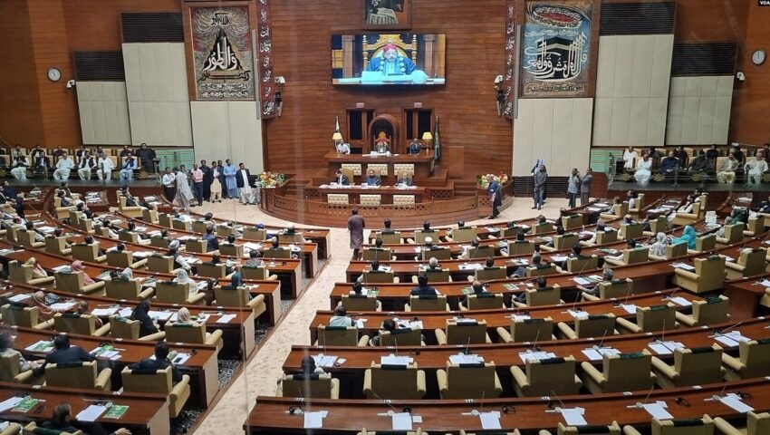 سندھ اسمبلی کا ایوان — نثار کھہرو نے یہیں پریس کانفرنس میں 28ویں ترمیم پر بیان دیا